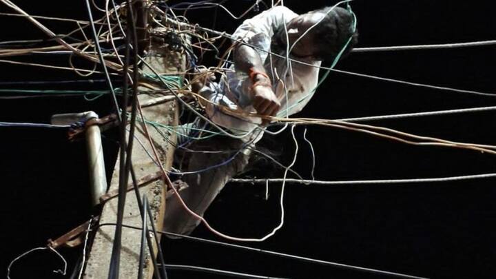 इन हादसों से बचने के लिए लोगों को जागरूक होना पड़ेगा. उन्हें राह चलते कहीं अगर बिजली का कोई नंगा तार दिखाई दे तो तुरंत उसकी शिकायत करनी चाहिए.