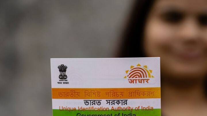 कई बार लोग आधार कार्ड बनवाते वक्त अनजाने में कुछ गलत जानकारियां दर्ज करवा देते हैं. जिनका आगे चलकर उन्हें काफी नुकसान होता है.