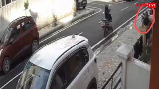 Video: आगरा में घरों के बाहर से लोगों के कच्छे बनियान चुरा रहे शख्स का वीडियो हो रहा वायरल, यहां देखें