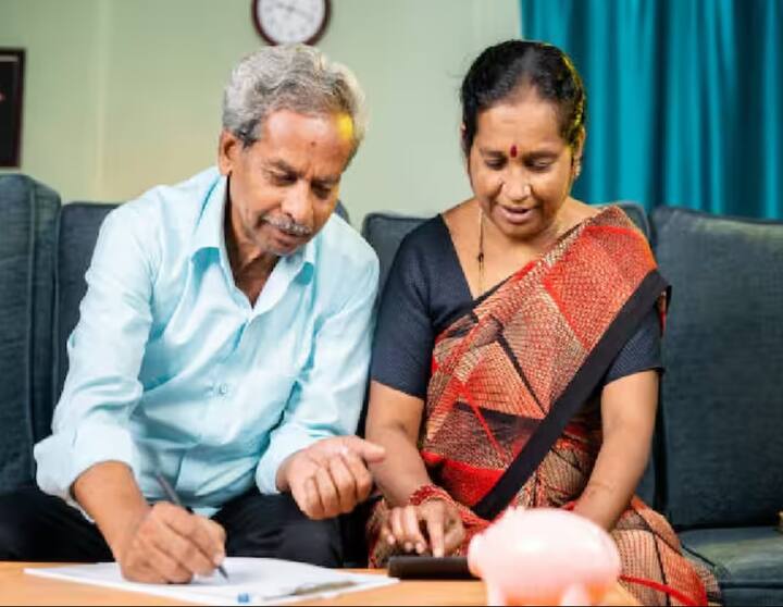 Public Provident Fund Interest Rate: नोकरीतून निवृत्ती घेतल्यानंतर नियमित उत्पन्नाचा स्त्रोत शिल्लक राहात नाही. त्यामुळे निवृत्तीनंतरचे आयुष्य चांगले आणि आर्थिक चणचणीविना जाण्यासाठी मोठी बचत केलेली असणे गरेजेचे आहे. अशा बचतीसाठी पीपीएफसारख्या योजना मदतीला येतात. पीपीएफ योजनेत पैसे गुंतवून तुम्ही चांगला परतावा मिळवू शकता.