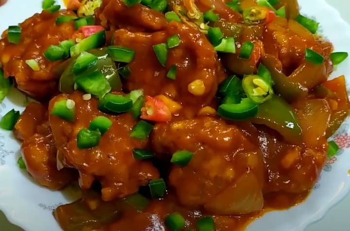 தேவையான பொருட்கள்: சோள மாவு - 2 தேக்கரண்டி, மைதா - 4 தேக்கரண்டி , உப்பு, மிளகு தூள், தண்ணீர், எண்ணெய் , இஞ்சி - 1 நறுக்கியது, பூண்டு - 4 பொடியாக நறுக்கியது, பெரிய வெங்காயம் - நறுக்கியது, குடைமிளகாய் - 1/2 நறுக்கியது, வினிகர் - 1 தேக்கரண்டி, சோயா சாஸ் - 2 மேசைக்கரண்டி, கெட்சப் - 4 மேசைக்கரண்டி, வெங்காயத்தாள்