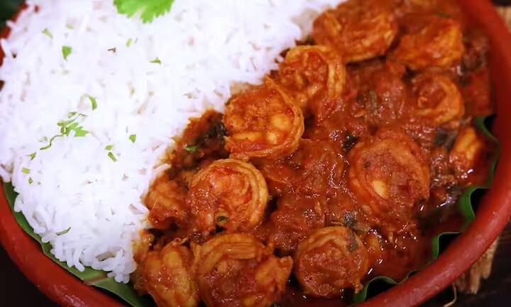 செய்முறை : முதலில் இறாலை குடல் நீக்கி உப்பு மற்றும் மஞ்சள் தூள் சேர்த்து நன்கு கழுவி எடுத்துக் கொள்ளவும்.