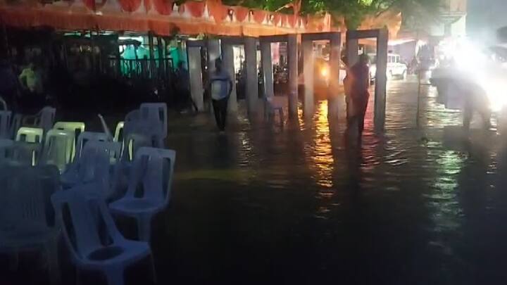 आता, 10 दिवसाच्या विश्रांतीनंतर पुण्यात मुसळधार पावसाने हजेरी लावल्याचं दिसून आलं. काही मिनिटांच्या पावसामुळे रस्त्यावर गुडघ्या इतके पाणी साचले होते.