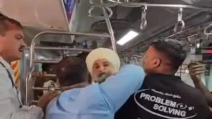 Ticketless Traveller Attacks Ticket Examiner In Mumbai Local Train Video goes viral Watch Video: டிக்கெட் இருந்தும் அபராதம் கேட்ட டிடிஆர்.. பொளந்து கட்டிய பயணி.. ரயிலில் பரபரப்பு!