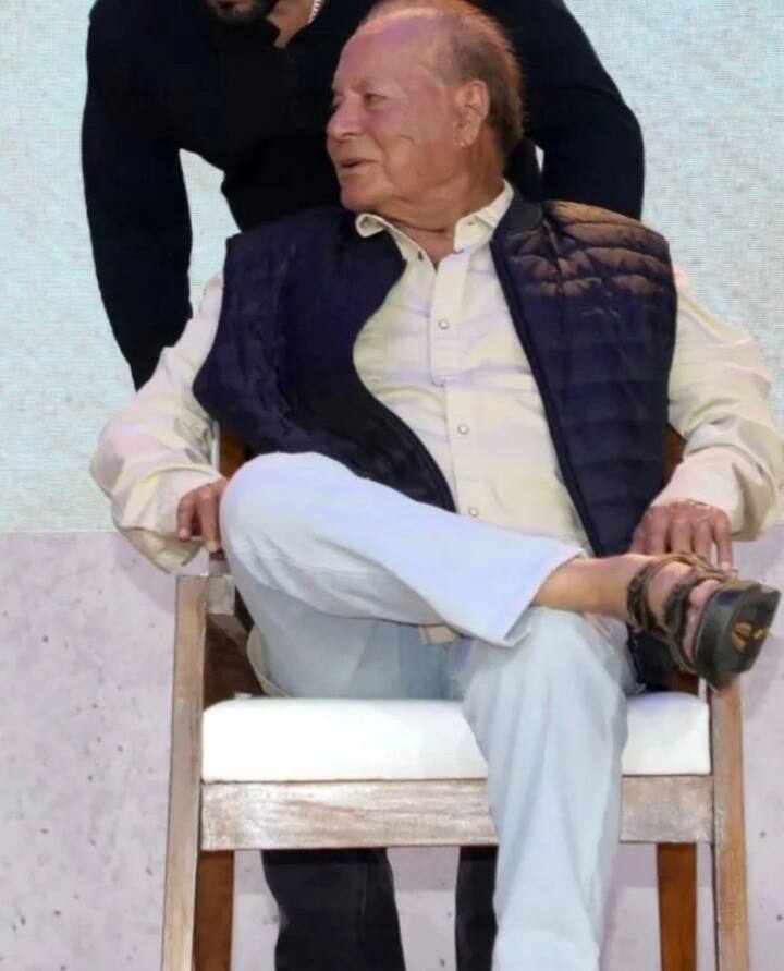 इसके बाद शॉट में काफी वक्त लगा और मेरे पैर टाइट जूतों की वजह से सूज गए. जब शॉट खत्म हुआ तो ये फंस चुके थे और मैंने कहा कि अब ये जूते उतारो. सबने मिलकर कोशिश की लेकिन ये जूते नहीं निकल पाए.