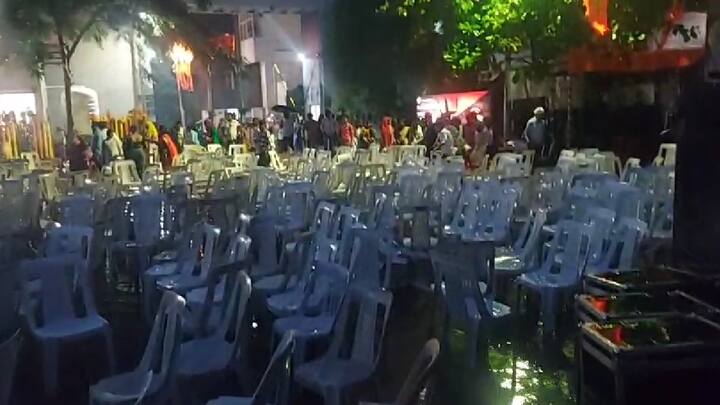 पुणे शहरातील हडपसर भागात मुसळधार पाऊस पडल्याने येथील भागात पाणी साचल्याने मुख्यमंत्र्‍यांच्या कार्यक्रमावर पाणी फेरल्याचं चित्र निर्माण झालं.