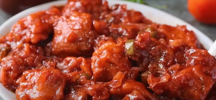 செய்முறை: ஒரு பாத்திரத்தில் மைதா மாவு, சோள மாவு, உப்பு, மிளகுத்தூள் சேர்த்து தண்ணீர் ஊற்றி கரைத்துக் கொள்ளவும்.