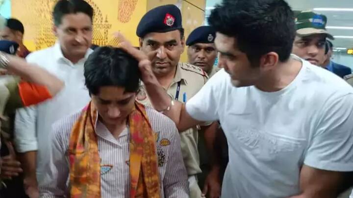 त्या क्षणी विनेश फोगटच्या तोंडून एक शब्दही फुटला नाही. ती फक्त अश्रू पुसत राहिली.