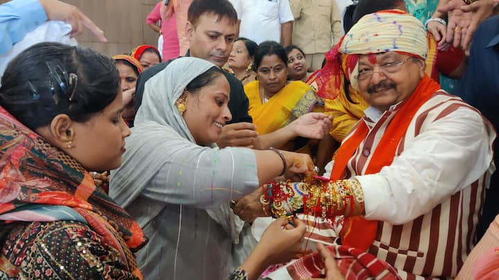 इस मौके पर उनके साथ धर्मपत्नी आशा विजयवर्गीय, पूर्व विधायक आकाश विजयवर्गीय, पूर्व राज्यसभा सांसद नारायण सिंह केसरी और हजारों लाडली बहनें मौजूद थीं.