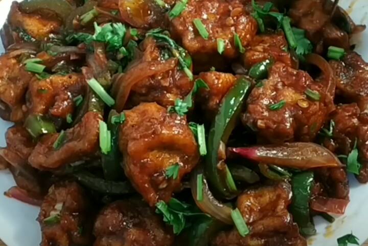 கடைசியாக நறுக்கிய வெங்காயத்தாள் சேர்த்து கிளறிவிட்டு இறக்கினால் சுவையான முட்டை மஞ்சூரியன் தயார்.