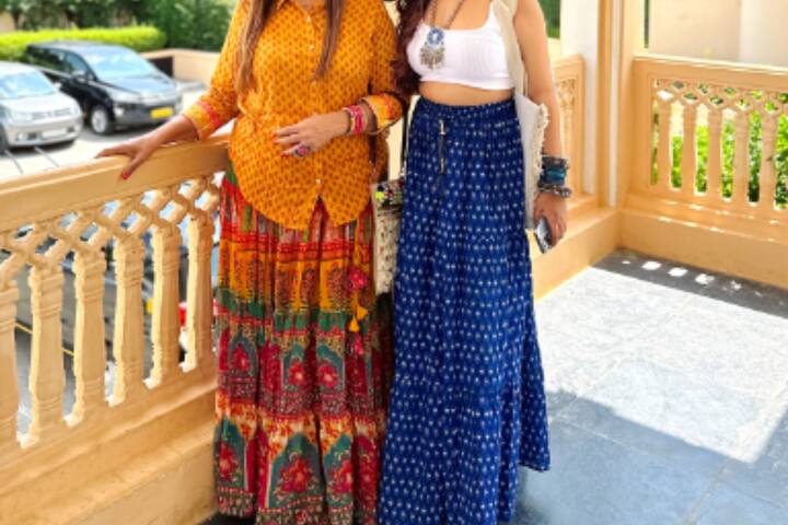 अगर आप दो बहने हैं और कुछ यूनिट ड्रेस पहनना चाहती हैं, तो आप दोनों ये ड्रेस ट्राई कर सकते हैं. इसमें दोनों बहनें बहुत खूबसूरत दिखेगी.