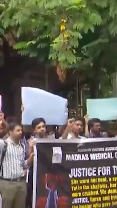 Kolkata Death Case में न्याय की मांग को लेकर प्रदर्शन करने उतरे डॉक्टर्स | ABP NEWS SHORTS