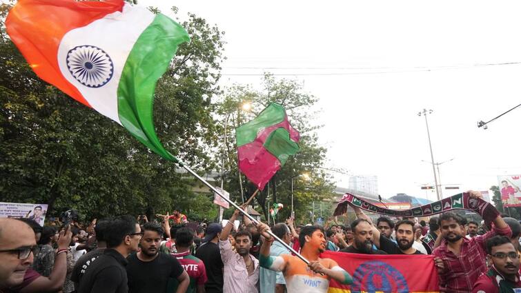 East Bengal Mohun Bagan Fans Protest Against Kolkata Rape-Murder Case RG Kar Outside Stadium Kolkata Derby Cancelled Video RG Kar Doctor Death: Arch-Rivals East Bengal, Mohun Bagan Fans Unite To Protest Outside Salt Lake Stadium