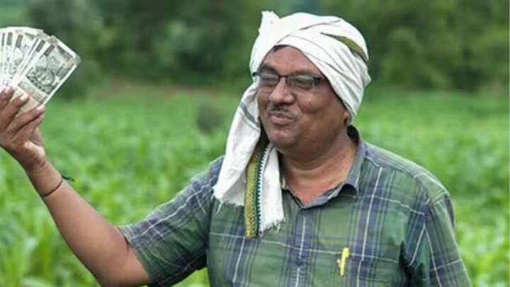 किसानों को सरकार द्वारा यह राशि चार-चार महीनों के अंतराल पर 2000 रुपयों की किस्तों में भेजी जाती है. अब तक इस योजना की 17 किस्तें भेजी जा चुकी हैं.