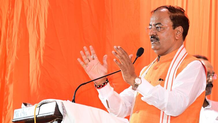 Keshav Prasad Maurya praised CM Yogi Adityanath on Stage Political ruckus End in UP Soon डिप्टी CM केशव प्रसाद मौर्य ने भरे मंच से की सीएम योगी की तारीफ, यूपी में खत्म होगी सियासी रार!