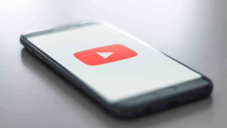 YouTube New Features 2024 Blurred Bottom Bar Other Design Navigation Updates For Android Users YouTube Might Soon Introduce A Blurred Bottom Bar Among Other Design Updates For Android Users