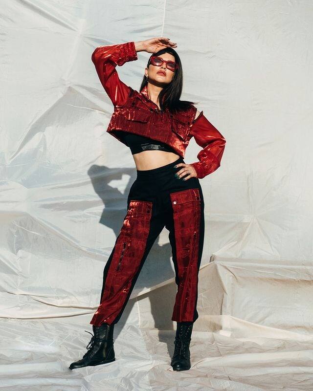 இன்ஸ்டாவில் அசிட்டிவாக இருக்கும் சன்னி லியோன் தற்போது சிவப்பு கலர் மாடர்ன் உடையணிந்த புகைப்படத்தை இன்ஸ்டா பக்கத்தில் பதிவிட்டுள்ளார். அந்த புகைப்படம் தற்போது வைரலாகி வருகிறது.