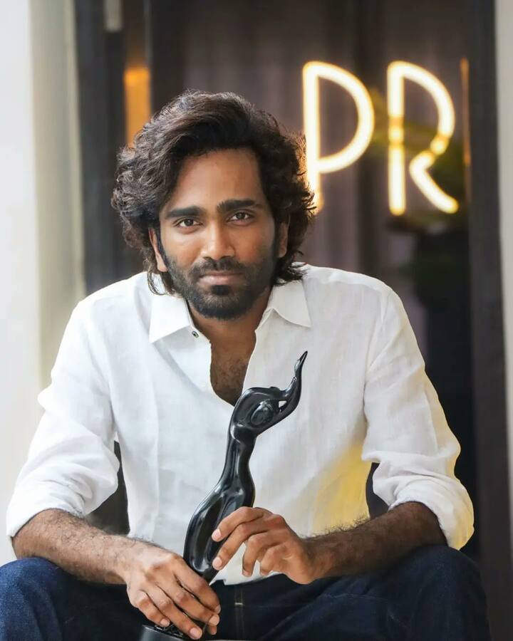 லவ் டுடே படத்திற்காக பிரதீப் ரங்கநாதனுக்கு சிறந்த அறிமுக கதாநாயகனுக்கான பிலிம்பேர் விருதை பெற்றுள்ளார்.ஒரு கையில் பிலிம்பேர் விருதுடன் பிரதீப் ரங்கநாதன் எக்ஸ் பக்கத்தில் பதிவிட்டுள்ள புகைப்படம் தற்போது வைரலாகி வருகிறது.