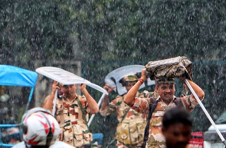 अगस्त के महीने में दिल्ली में मानसून की झड़ी देखने को मिली जब लगातार 15 दिनों तक हर रोज बारिश हुई. इस दौरान आद्रता का स्तर भी ज्यादा रहा जिससे दिन के वक्त उमस महसूस हुई.