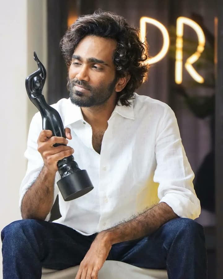 லவ் இன்சூரன்ஸ் கம்பெனி படம் எதிர்காலத்தில் நடக்கும் காதலை மையமாக வைத்து எடுக்கப்பட்டு வருவதாக தகவல்கள் பரவி வருகிறது.