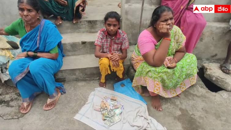 Girl asking for money to perform funeral of her mother in Nirmal District Telangana News: హృదయవిదారక ఘటన- తల్లి అంత్యక్రియల కోసం చిన్నారి భిక్షాటన