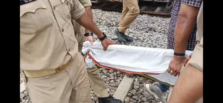 पुलिस, रेल प्रबंधन ने इस टुकड़े को साक्ष्य के रूम में रखा हुआ है. आखिर ये लोहे की पटरी का टुकड़ा हादसे वाली जगह पर कैसे पहुंचा, एफआईआर में उस पर ताजे हिट के निशान होने की बात कर रहे हैं.