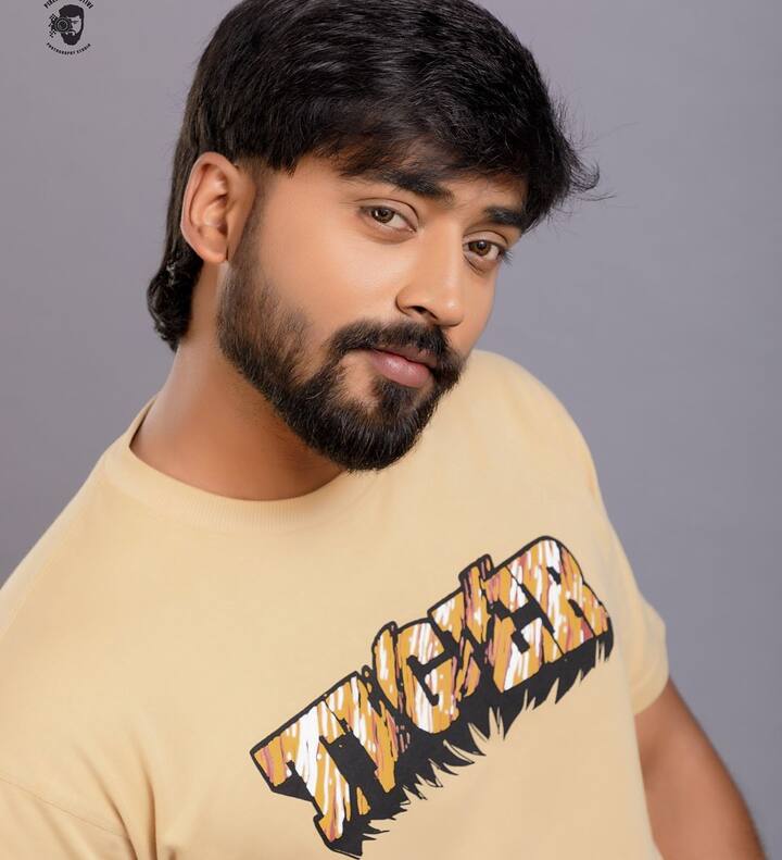 నిహార్ ముఖేష్ హీరోగా గతంలో 'గీతా శంకరం' అని ఓ సినిమా స్టార్ట్ అయ్యింది. ఆ మూవీ డిలే అయినట్టు ఉంది. ఫస్ట్ లుక్ రిలీజ్ తర్వాత మళ్ళీ అప్డేట్స్ లేవు. (Image Courtesy: _mukesh_gowda5/ Instagram)