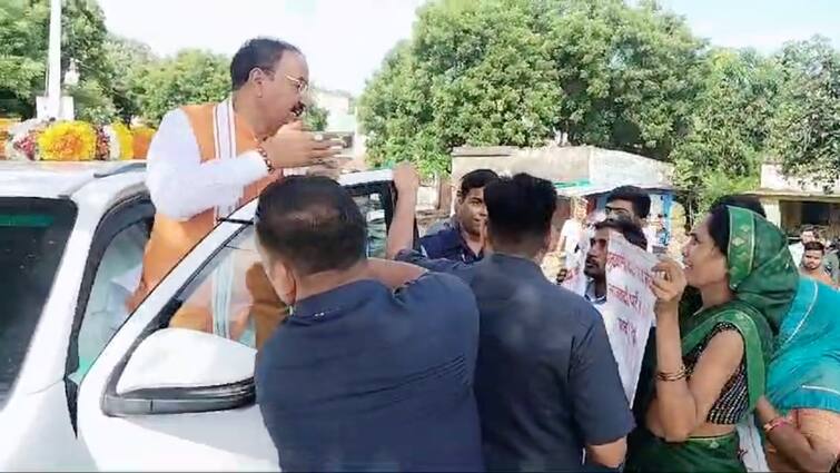 Keshav Prasad Maurya convoy Stopped in Mirzapur by victim family troubled by land mafiya ANN 'हाथों में बैनर और माफियाओं से परेशान...' मिर्जापुर में डिप्टी CM केशव प्रसाद मौर्य का रोका काफिला