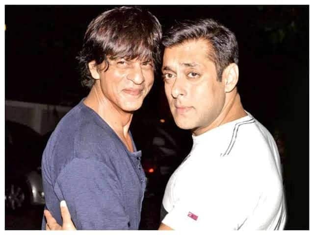 सलमान का ये जवाब सुनकर ना सिर्फ शाहरुख खान शॉक्ड थे बल्कि वहां मौजूद हर इंसान दंग रह गया था. इसके बाद सलमान कहते हैं कि 'सीक्रेट ये है कि मेरी शादी हो चुकी है.' जो लोग मुझे पूछ पूछकर परेशान करते हैं, मैं उन्हें बता दूं कि 18 नवंबर...18 नवंबर को मेरी शादी हुई थी..'