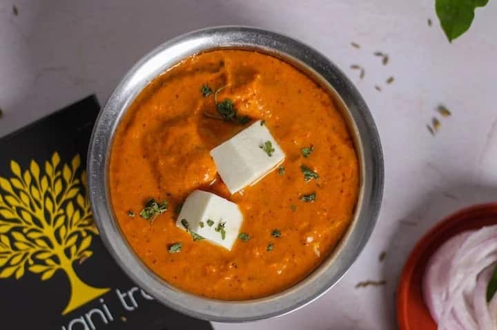 பனீர் பட்டர் மசாலா செய்யும் போது, முந்திரி, கசகசா, தேங்காய் சேர்த்து கெட்டியாக அரைத்து மசாலாவில் சேர்த்தால் சுவையாகவும் மணமாகவும் இருக்கும்.