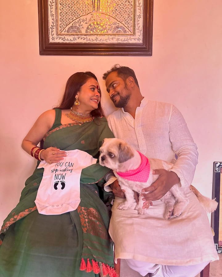 पति के साथ इन रोमांटिक तस्वीरों को शेयर करते हुए देवोलीना ने अपनी प्रेग्नेंसी अनाउंस की थी. ये फोटोज भी खासी वायरल हुई थी.