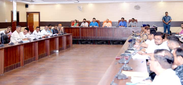 इस दौरान उन्होंने सर्किट हाउस में विभागीय अधिकारियों के साथ बैठक की. बैठक में स्थानीय विधायक भी मौजूद थे.