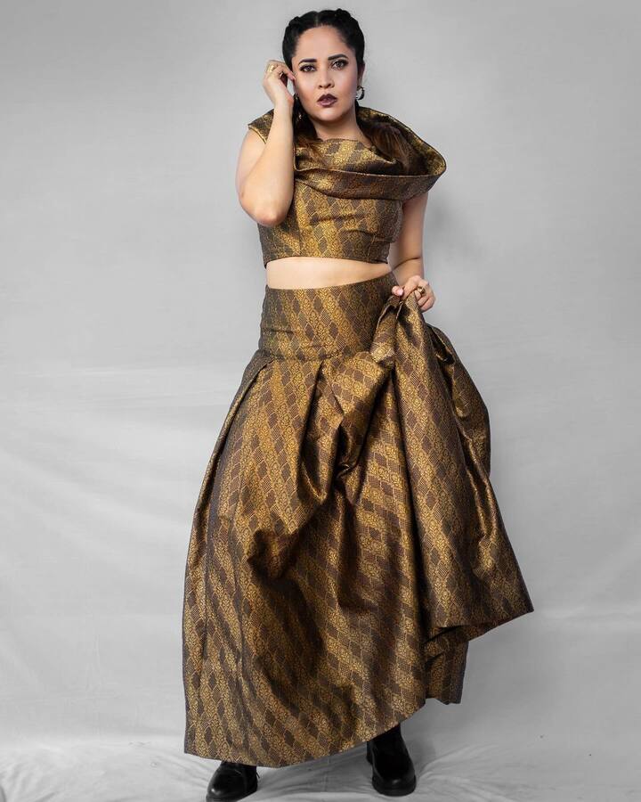 తాజాగా స్టార్ మాలో ప్రసారమవుతున్న ఓ షో కోసం అందంగా ముస్తాబైంది అనసూయ. అయితే ఈ లుక్ తనకి కంప్లీట్గా కొత్తది.(Images Source : Instagram/Anasuya Bharadwaj)