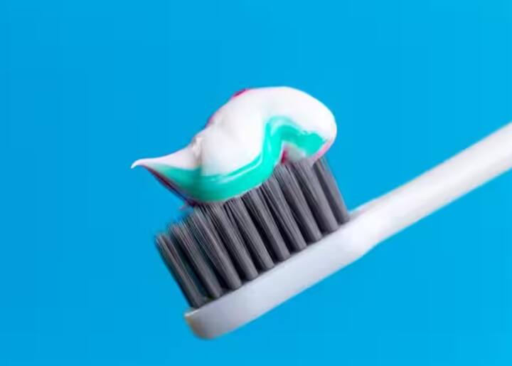 ਲੰਬੇ ਸਮੇਂ ਤੱਕ ਇੱਕੋ ਟੂਥਬਰਸ਼ ਦੀ ਵਰਤੋਂ ਕਰਨ ਨਾਲ ਕਈ ਸਮੱਸਿਆਵਾਂ ਹੋ ਸਕਦੀਆਂ ਹਨ। ਲੋਕ ਟੂਥਬਰਸ਼ ਦੀ ਮਦਦ ਨਾਲ ਆਪਣੇ ਦੰਦਾਂ ਨੂੰ ਚੰਗੀ ਤਰ੍ਹਾਂ ਸਾਫ਼ ਕਰਦੇ ਹਨ ਪਰ ਕੀ ਤੁਸੀਂ ਜਾਣਦੇ ਹੋ ਕਿ ਟੂਥਬਰਸ਼ ਨੂੰ ਕਿੰਨਾ ਸਮੇਂ ਤੱਕ ਚਲਾਉਣਾ ਚਾਹੀਦਾ ਹੈ?