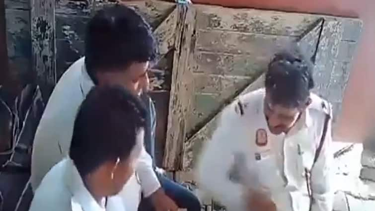 Three Delhi traffic cops suspended Delhi police CCTV viral video Caught On Camera Caught On Camera: Delhi Traffic Cops Suspended After Video Shows ‘Bribe Exchange, Distribution’