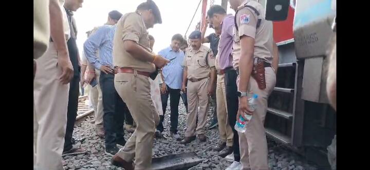 कानपुर के पनकी थाने में एक एफआईआर दर्ज हुई जिसमें इस शक को और मजबूत कर दिया. जिस पटरी पर साबरमती एक्सप्रेस गुजर रही थी, वहां ट्रेन की पटरी का एक तीन फुट लंबा पुराना टुकड़ा मिला है और रिसेंटली हिट के निशान दिखाई दे रहे हैं.