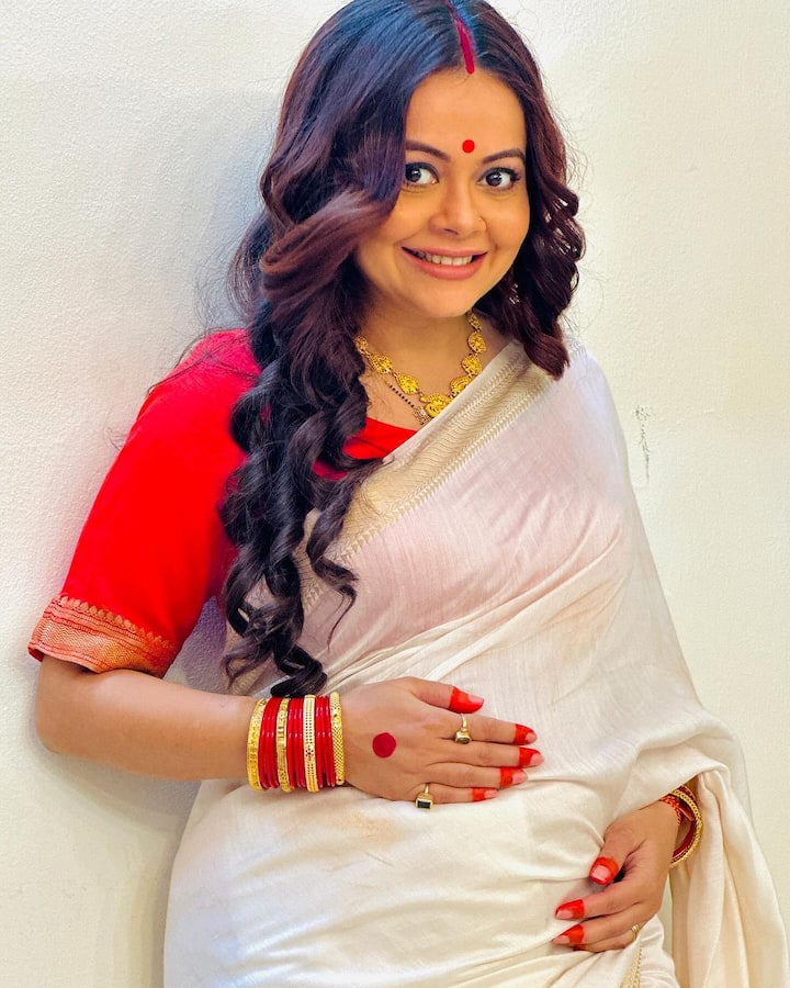 इन तस्वीरों को शेयर करते हुए देवालीना ने कैप्शन में एक शाइनिंग स्टार और नजर ना लगने वाली इमोजी बनाई है.