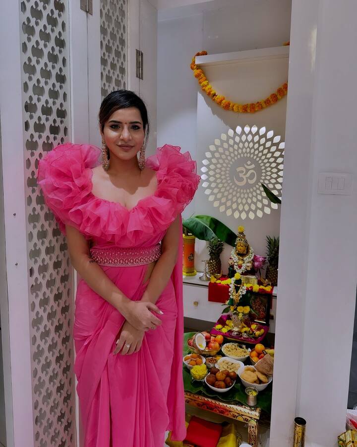 వరలక్ష్మీ వ్రతం సందర్భంగా అందంగా ముస్తాబైంది అషూ. ఈ ఫోటోలను ఇన్​స్టాలో షేర్ చేసింది. (Images Source : Instagram/Aashu Reddy)