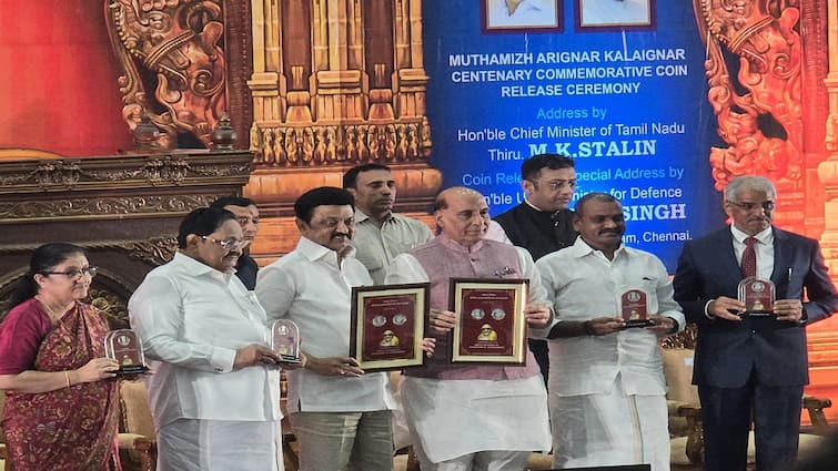 Union Defence Minister releases  Rs 100 commemorative coin for Former CM karunanidhi birth centenary முன்னாள் முதலமைச்சர் கருணாநிதி நூற்றாண்டு நினைவு நாணயத்தை வெளியிட்ட மத்திய அமைச்சர் ராஜ்நாத் சிங்!