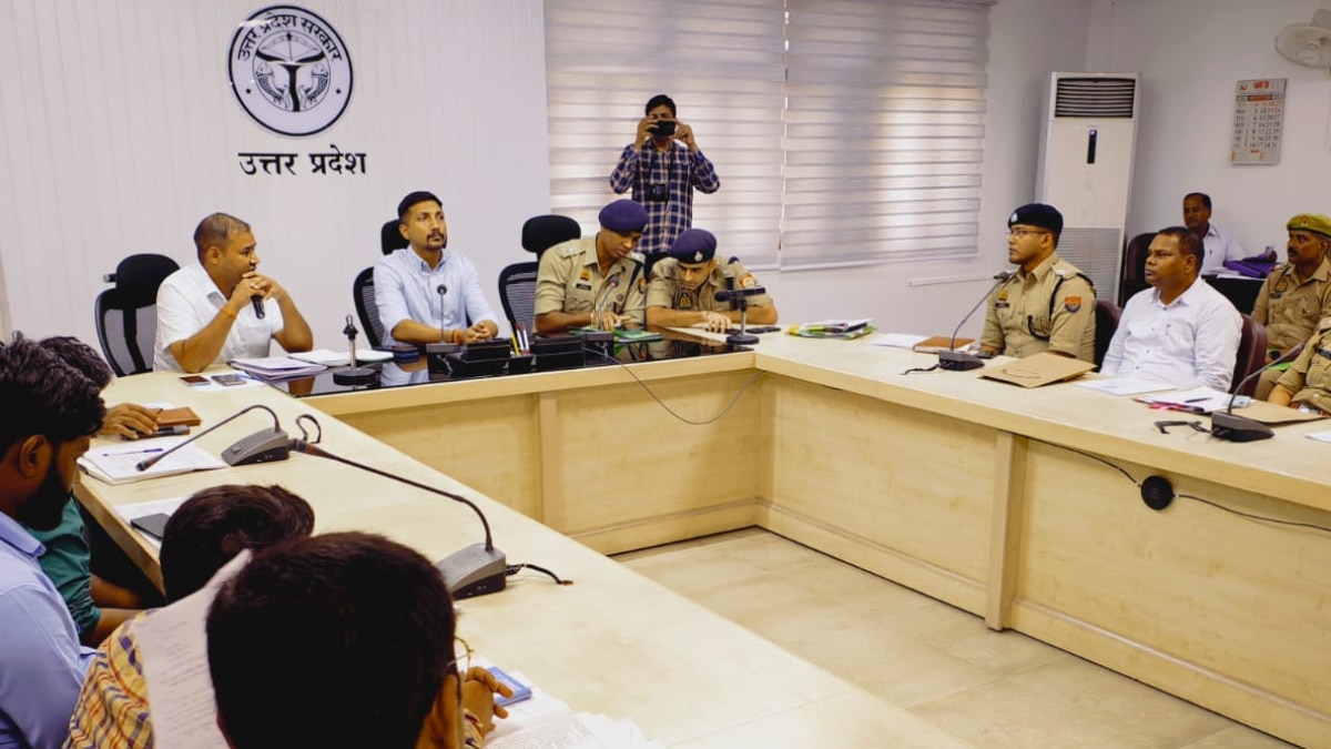 UP Police Exam: अलीगढ़ के 20 परीक्षा केंद्रों में 89,040 अभ्यार्थी देंगे यूपी पुलिस का एग्जाम, DM ने अधिकारियों को दिया निर्देश