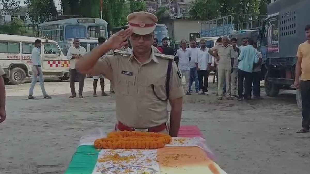 Bihar News: गोपालगंज में शराब तस्करों का पीछा कर रही पुलिस गाड़ी डिवाइडर से टकराई, चौकीदार की मौत, SI समेत तीन घायल