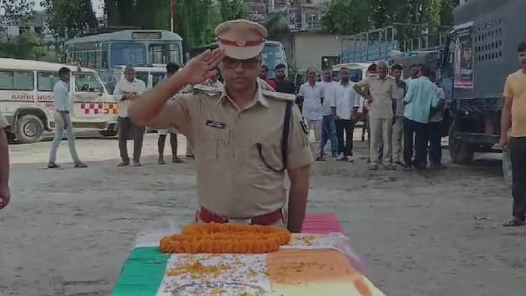 Bihar gopalganj Police vehicle collided with divider while chasing liquor smugglers Chowkidar died three including sub-inspector injured ANN Bihar News: गोपालगंज में शराब तस्करों का पीछा कर रही पुलिस गाड़ी डिवाइडर से टकराई, चौकीदार की मौत, SI समेत तीन घायल