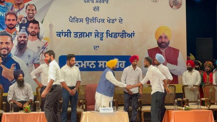 cm-mann-will-honor-players-coming-from-paris-olympics in sec 26 at chandigarh Punjab News: CM ਮਾਨ ਨੇ ਪੈਰਿਸ ਉਲੰਪਿਕ ਤੋਂ ਆਏ ਖਿਡਾਰੀਆਂ ਨੂੰ ਕੀਤਾ ਸਨਮਾਨਿਤ, 8 ਖਿਡਾਰੀਆਂ ਨੂੰ 1-1 ਕਰੋੜ ਅਤੇ ਬਿਨਾਂ ਮੈਡਲ ਤੋਂ ਪਰਤਿਆਂ ਨੂੰ ਦਿੱਤੇ 15-15 ਲੱਖ