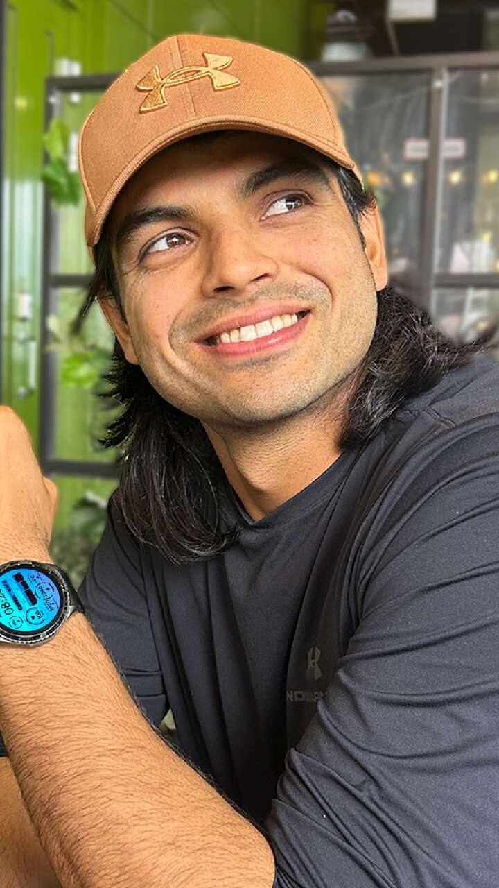 Fitness the indigenous way: ਨੀਰਜ ਚੋਪੜਾ ਦਾ ਕਹਿਣਾ ਹੈ ਕਿ ਹਰਿਆਣਾ ਦੇ ਐਥਲੀਟਾਂ ਦੀ ਫਿਟਨੈੱਸ ਦਾ ਮੁੱਖ ਕਾਰਨ ਉਨ੍ਹਾਂ ਦੀ ਦੇਸੀ ਅਤੇ ਸ਼ੁੱਧ ਖੁਰਾਕ ਹੈ। ਹਰਿਆਣਾ ਵਿੱਚ ਜ਼ਿਆਦਾਤਰ ਲੋਕ ਖੇਤੀ ਕਰਦੇ ਹਨ, ਜਿਸ ਕਾਰਨ ਉਨ੍ਹਾਂ ਨੂੰ ਸਰੀਰਕ ਮਿਹਨਤ ਕਰਨੀ ਪੈਂਦੀ ਹੈ। ਇਹ ਸਖ਼ਤ ਮਿਹਨਤ ਅਤੇ ਜੈਵਿਕ ਭੋਜਨ, ਜਿਵੇਂ ਕਿ ਤਾਜ਼ੇ ਫਲ, ਸਬਜ਼ੀਆਂ ਅਤੇ ਸ਼ੁੱਧ ਦੁੱਧ ਖਾਣਾ, ਉਸ ਨੂੰ ਵਧੀਆ ਸ਼ਕਲ ਵਿਚ ਰੱਖਦਾ ਹੈ। ਨੀਰਜ ਦੇ ਅਨੁਸਾਰ, ਮਿਲਾਵਟ ਰਹਿਤ ਭੋਜਨ ਖਾਣ ਨਾਲ ਸਰੀਰ ਨੂੰ ਜ਼ਰੂਰੀ ਪੋਸ਼ਣ ਮਿਲਦਾ ਹੈ, ਜਿਸ ਨਾਲ ਇਹ ਮਜ਼ਬੂਤ ਅਤੇ ਤਾਕਤਵਰ ਬਣਦਾ ਹੈ।