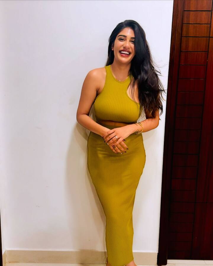 వాటిని ఇన్స్టాలో షేర్ చేస్తూ.. గ్రీన్ లవ్ సింబల్ క్యాప్షన్ ఇచ్చింది. దీనికి ఓ మై స్వీటి కొంచెం మాటవినవే అంటూ రేసుగుర్రంలోని సాంగ్ని జోడించింది.(Image Source : Instagram/supritha)