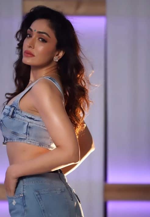 બોલીવૂડ અભિનેત્રી ખુશાલી કુમારે સ્ટાઈલિશ લૂકમાં ફોટોશૂટ કરાવ્યું છે. જેની તસવીરો સોશિયલ મીડિયામાં વાયરલ થઈ રહી છે.