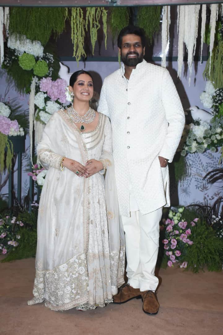 एका लखानी ने अपनी सगाई के लिए व्हाइट कलर का हैवी वर्क वाला खूबसूरत अनारकली सूट चुना. वहीं रवि भी इस दौरान अपनी होने वाली दुल्हन की मैचिंग आउटफिट में दिखे.