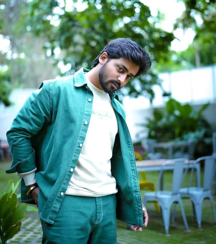 తెలుగు టీవీ సీరియల్స్ చూసే ప్రేక్షకులకు, 'గుప్పెడంత మనసు' అభిమానులకు రిషి గురించి ప్రత్యేకంగా చెప్పాల్సిన అవసరం లేదు. అయితే, అతని అసలు పేరు అది కాదని తెలుసా? సీరియల్ లో క్యారెక్టర్ పేరుతో తెలుగునాట ఈ కన్నడ నటుడు పాపులర్ అయ్యాడు. (Image Courtesy: _mukesh_gowda5/ Instagram)