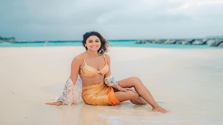 Shriya Saran Photos: સાઉથ અને બોલિવૂડ ફિલ્મ એક્ટ્રેસ શ્રિયા સરન પોતાની તસવીરોને લઈને સોશિયલ મીડિયા પર અવારનવાર ચર્ચામાં રહે છે.