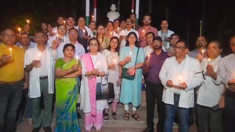 Kolkata murder case Ayodhya Doctors protest say Immediate action taken such incidents ann कोलकाता रेप केस को लेकर डॉक्टरों ने निकाला कैंडल मार्च, काली पट्टी बांधकर जताया विरोध